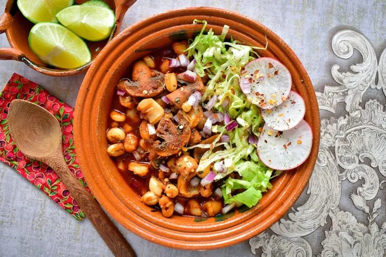 Pozole nutritivo con maíz nixtamalizado, carne magra y verduras frescas, fuente de energía y vitaminas.