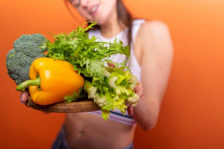 Alimentos saludables que muestran qué comer antes y después de entrenar para energía, rendimiento y recuperación muscular.