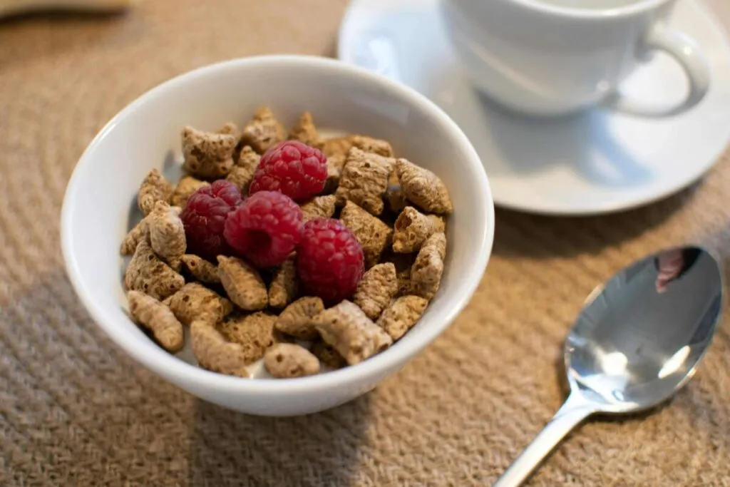 Tazón de cereal en el desayuno con fruta y leche, opción saludable y balanceada