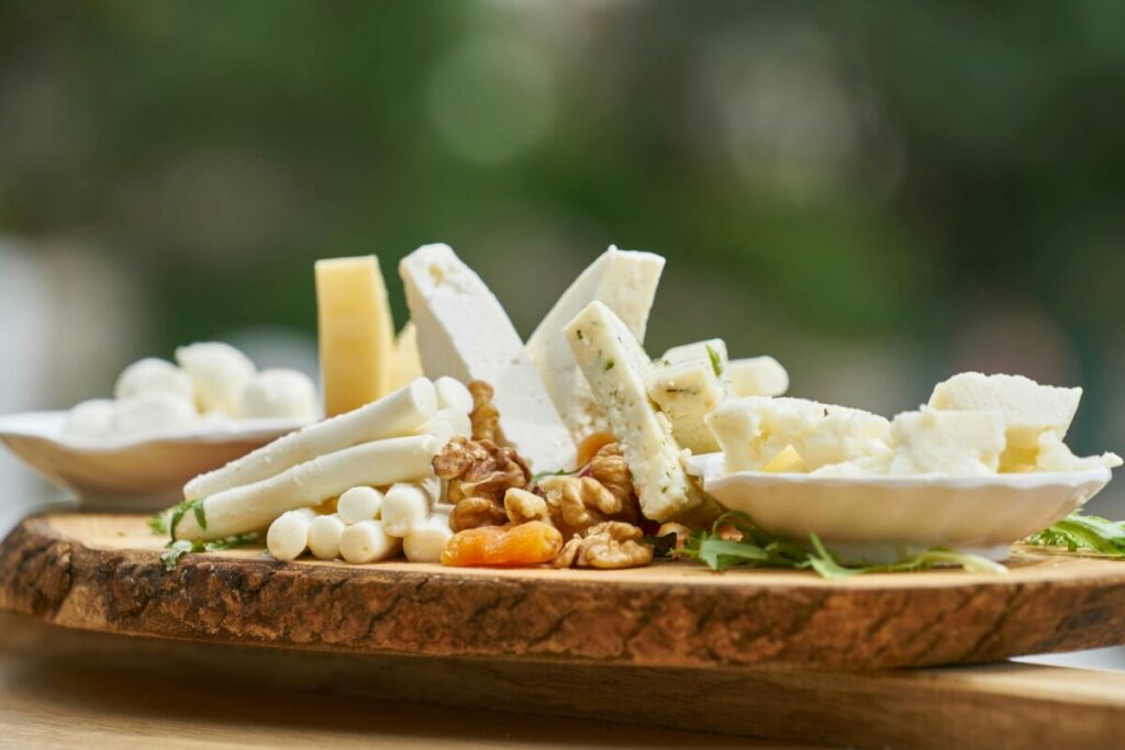 Queso nutritivo que aporta calcio y proteínas esenciales para la salud ósea y muscular de adultos mayores en Colombia