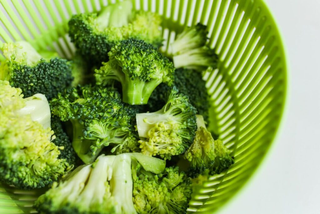 Brócoli fresco junto a coliflor y repollo mostrando sus beneficios para la salud metabólica en México