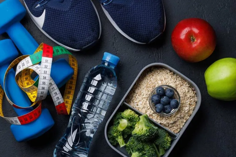 Corredor en pista alimentándose con plátano y avena, ilustrando una nutrición deportiva equilibrada para mejorar el rendimiento.