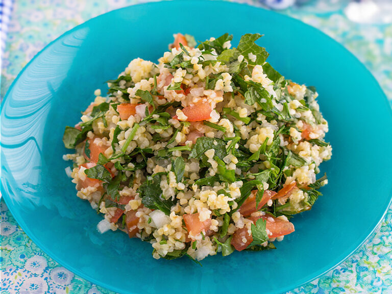Tabulé mediterráneo con cuscús, verduras y hierbas frescas para promover microbiota intestinal saludable