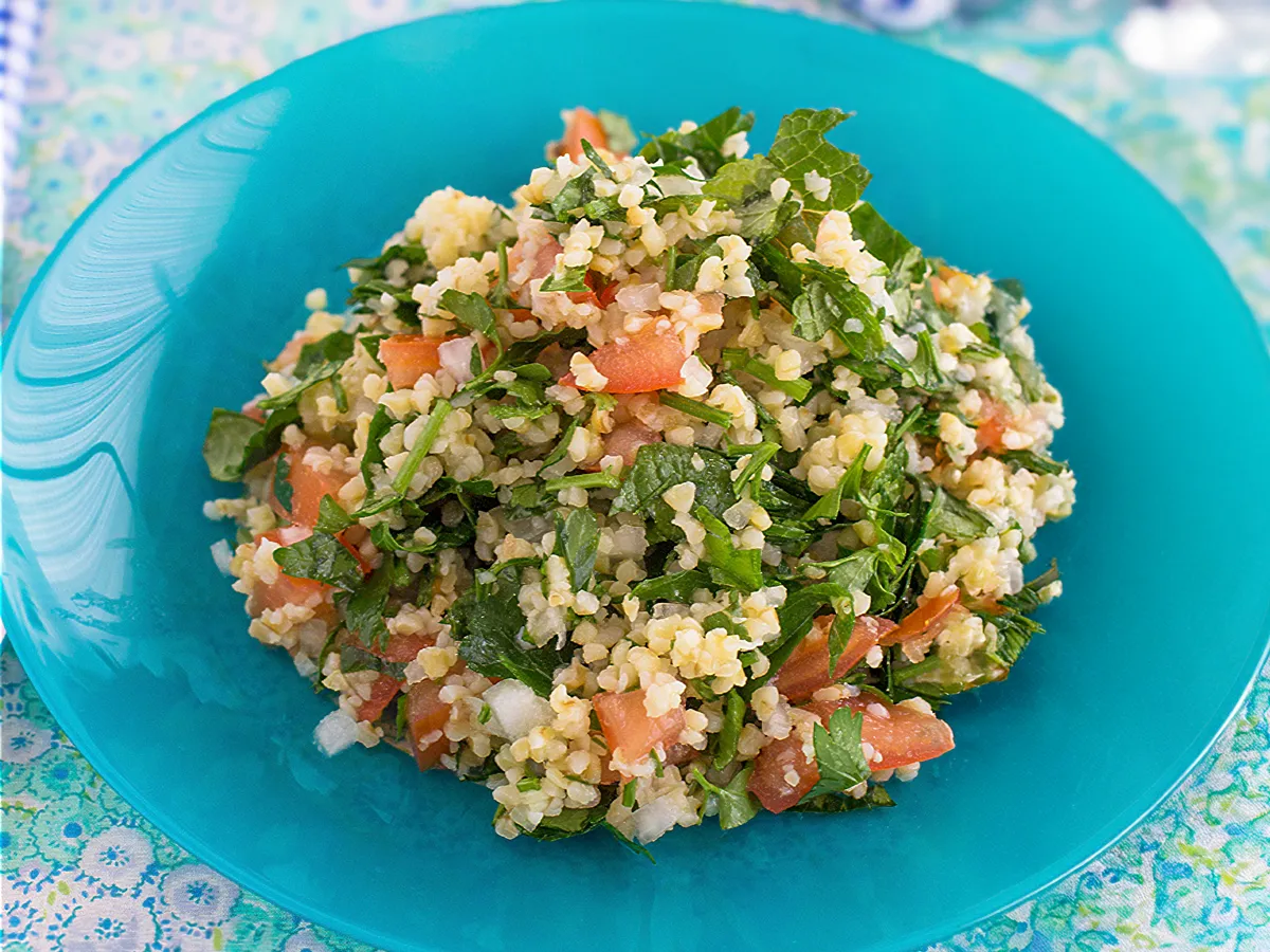 Tabulé mediterráneo con cuscús, verduras y hierbas frescas para promover microbiota intestinal saludable