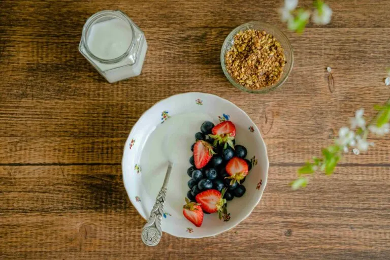 Yogur proteico con frutas frescas, opción saludable y alta en proteína que triunfa en España