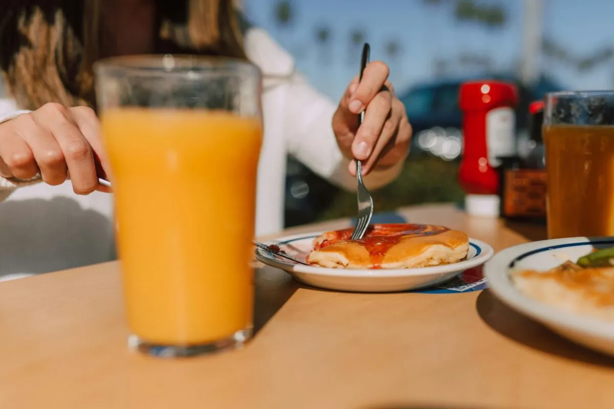 Desayuno en España con fruta fresca y café como alternativas saludables al zumo industrial lleno de azúcar