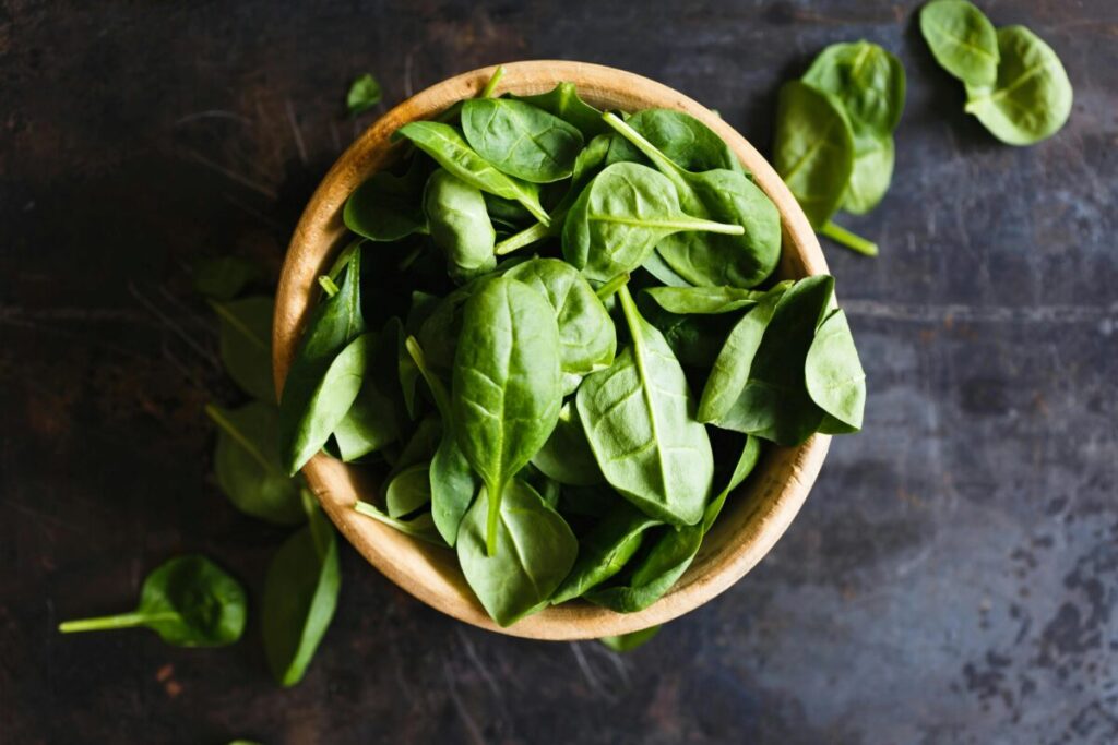 Plato saludable con alimentos ricos en hierro como espinacas, lentejas y carne