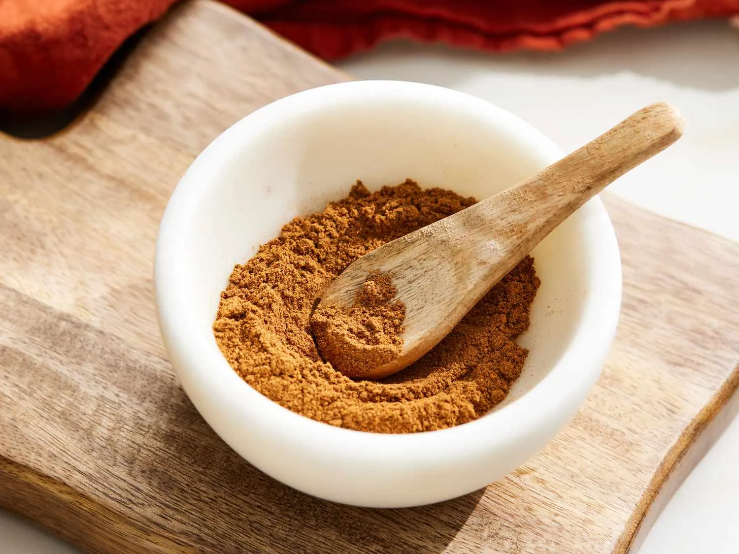 Frasco de especias y taza caliente para preparar recetas con pumpkin spice