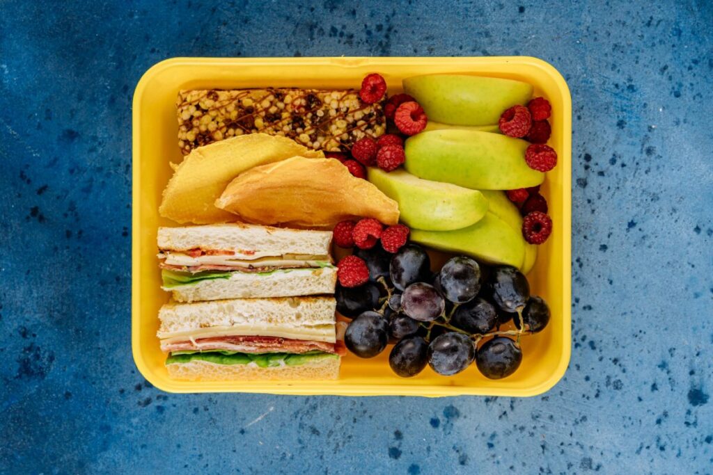 Persona sirviendo porciones pequeñas en plato saludable para controlar el tamaño de sus comidas