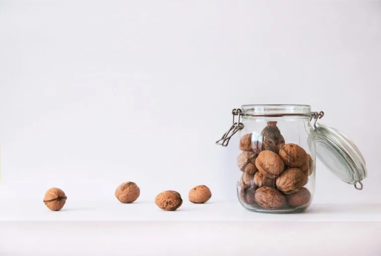 Cena ligera con nueces que ayudan a mejorar la calidad del sueño gracias a sus nutrientes y melatonina natural
