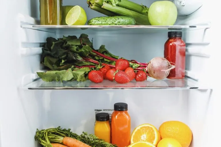 Alimentos frescos organizados en el refrigerador para conservarse más tiempo
