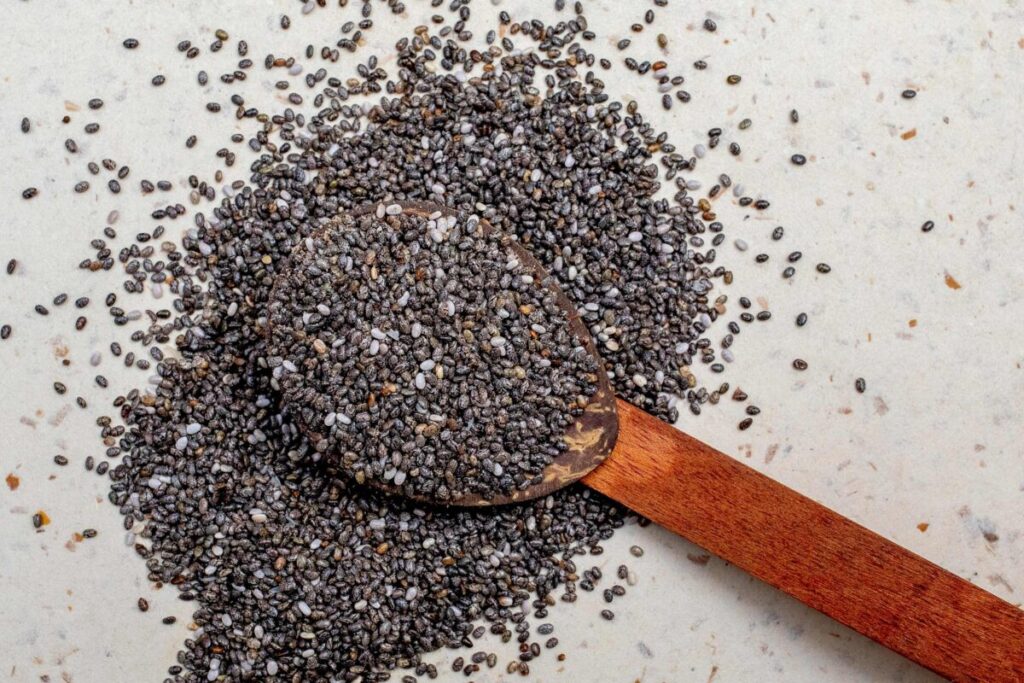 Semillas de chía hidratadas mostrando los beneficios de las semillas de chía en una dieta saludable