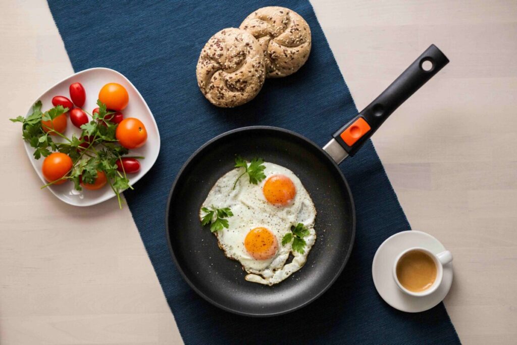 Personas recibiendo desayuno gratuito con huevo como parte de un evento de nutrición en CDMX
