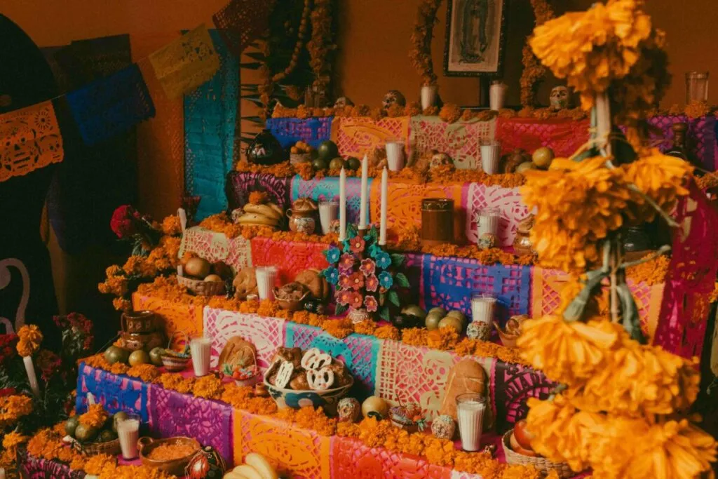 Alimentos típicos del Día de Muertos en una ofrenda mexicana, bien conservados y reutilizables, para evitar el desperdicio