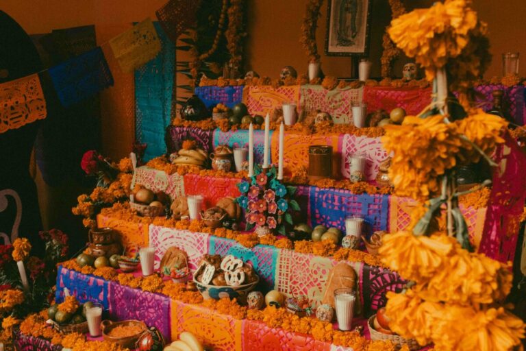 Alimentos típicos del Día de Muertos en una ofrenda mexicana, bien conservados y reutilizables, para evitar el desperdicio