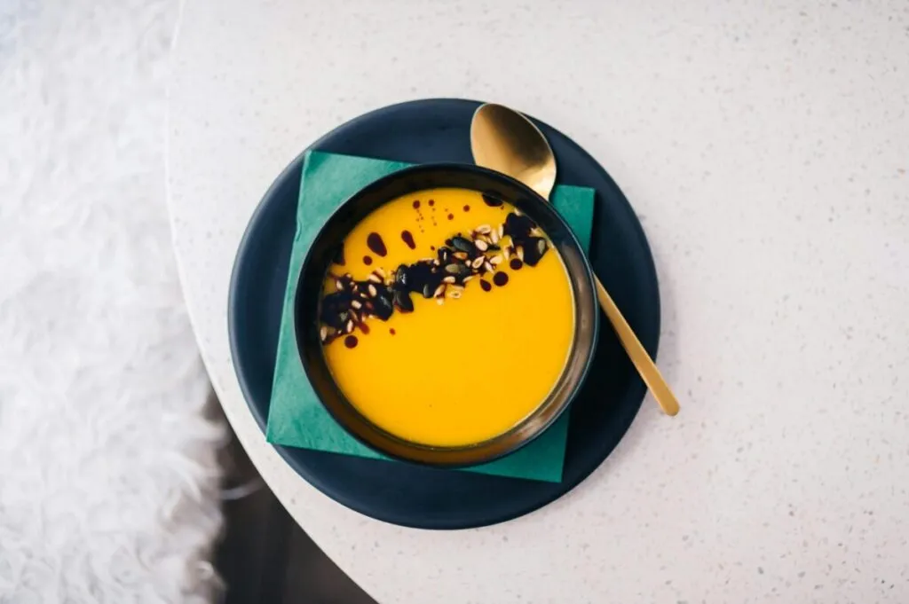 Mesa con cenas de otoño saludables y ligeras, con vegetales de temporada, sopas y platos horneados