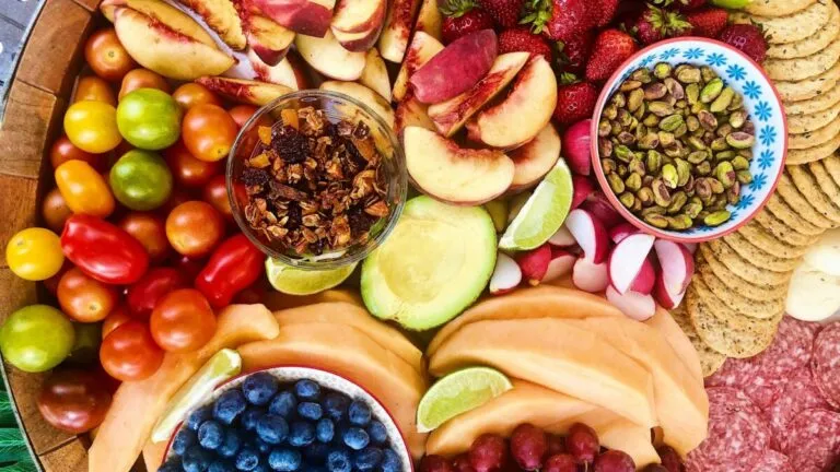 Persona cocinando una dieta saludable basada en plantas que mejora la salud y reduce emisiones