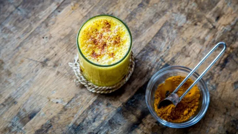 Taza de golden milk con cúrcuma y jengibre que fortalece las defensas y reduce la inflamación dentro de una dieta saludable