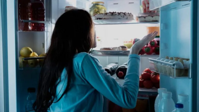 Persona reflexiva frente a un postre que representa el hambre emocional y la importancia de una relación saludable con la comida