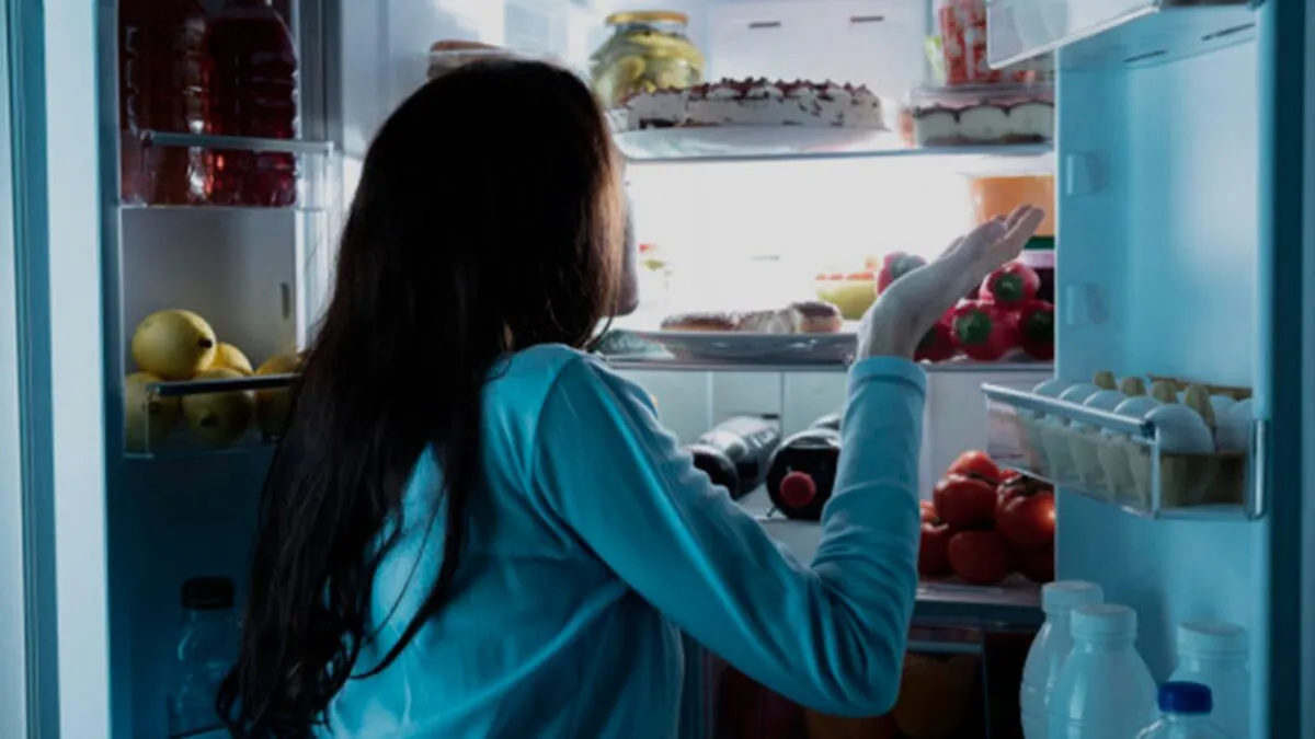 Persona reflexiva frente a un postre que representa el hambre emocional y la importancia de una relación saludable con la comida