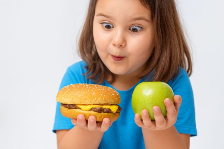 Ilustración editorial de familia comiendo alimentos saludables en Jalisco, enfocada en evitar la mala nutrición