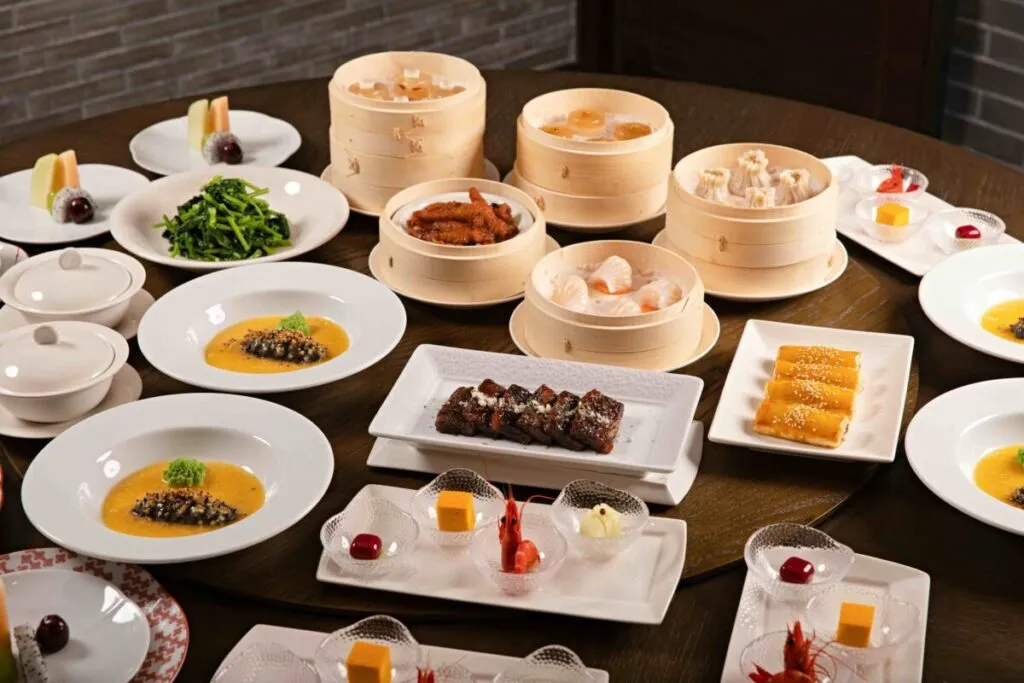 Comida asiática saludable servida en restaurante chino, con platos al vapor y verduras frescas