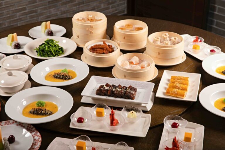 Comida asiática saludable servida en restaurante chino, con platos al vapor y verduras frescas