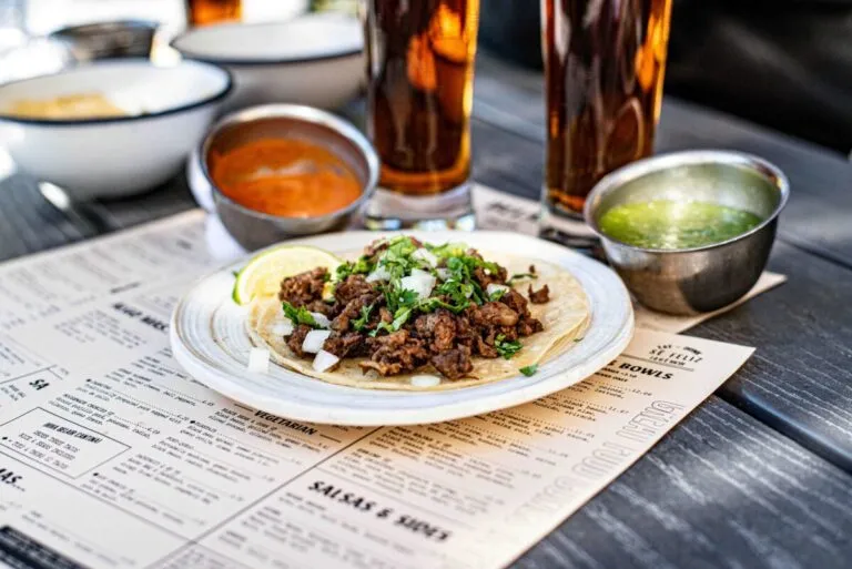 Tacos mexicanos como al pastor, cochinita y barbacoa destacados por Taste Atlas en 2025