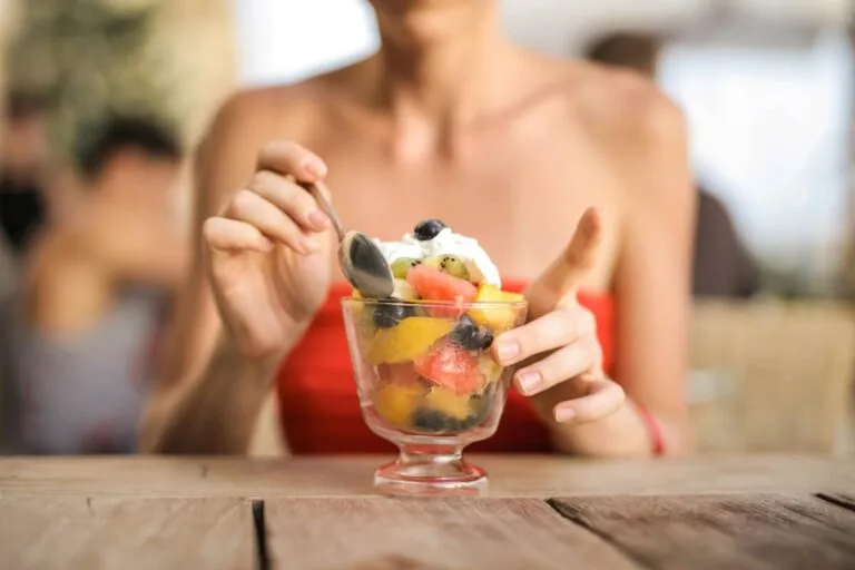 Representación científica moderna del mecanismo del gusto y su relación con hábitos alimenticios saludables, estilo editorial profesional y limpio