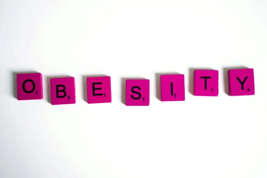 Imagen editorial sobre obesidad y nutrición en Albacete con enfoque en metabolismo, salud ósea y alimentación equilibrada.