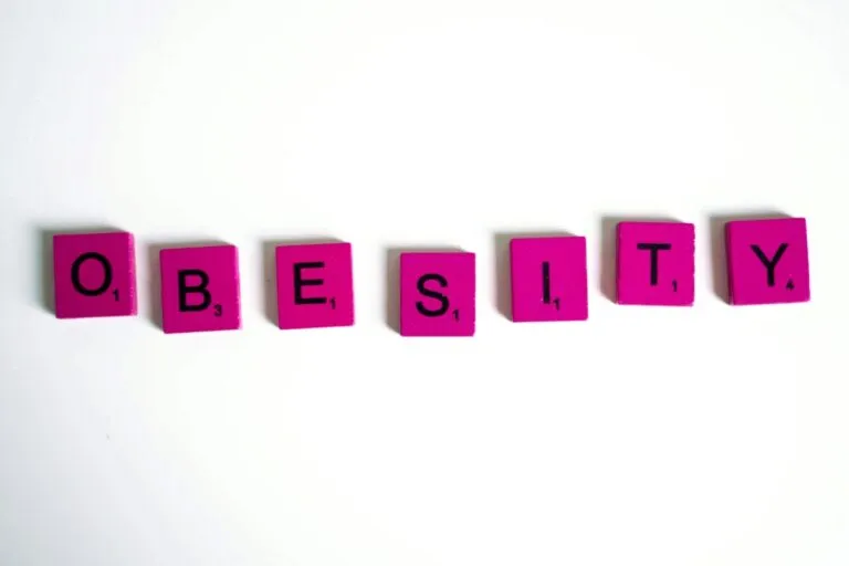 Imagen editorial sobre obesidad y nutrición en Albacete con enfoque en metabolismo, salud ósea y alimentación equilibrada.