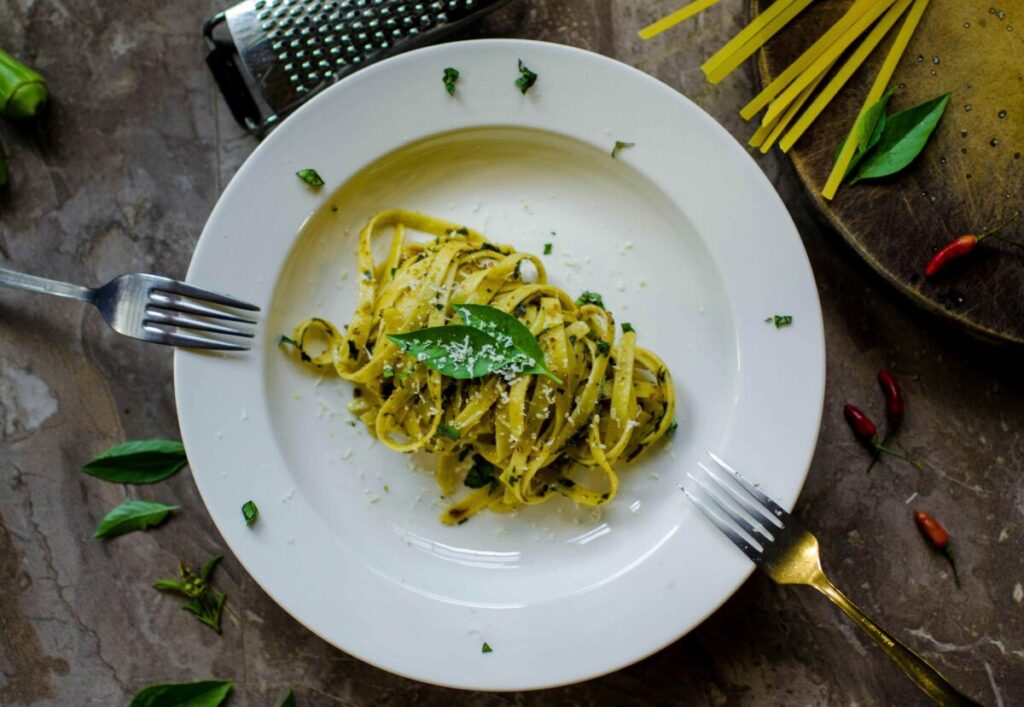 Plato saludable con pasta y vegetales para promover la nutrición con pasta en Colombia