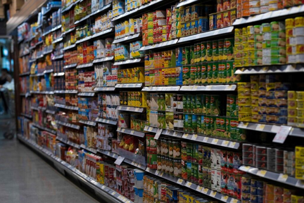 : Ocho de cada diez familias mexicanas consumen alimentos enlatados con frecuencia, pese a riesgos como exceso de sodio y conservadores.