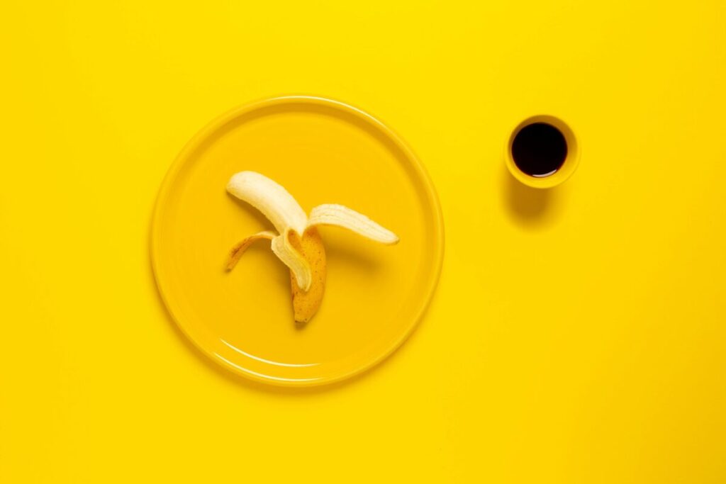 plátano sobre mesa blanca enfatiza plátano y colesterol saludable
