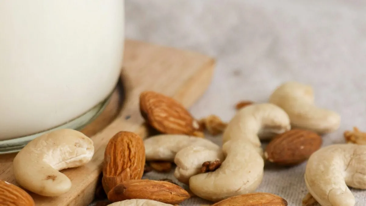 Vaso con bebidas vegetales de avena y soja, fuente de calcio y vitaminas