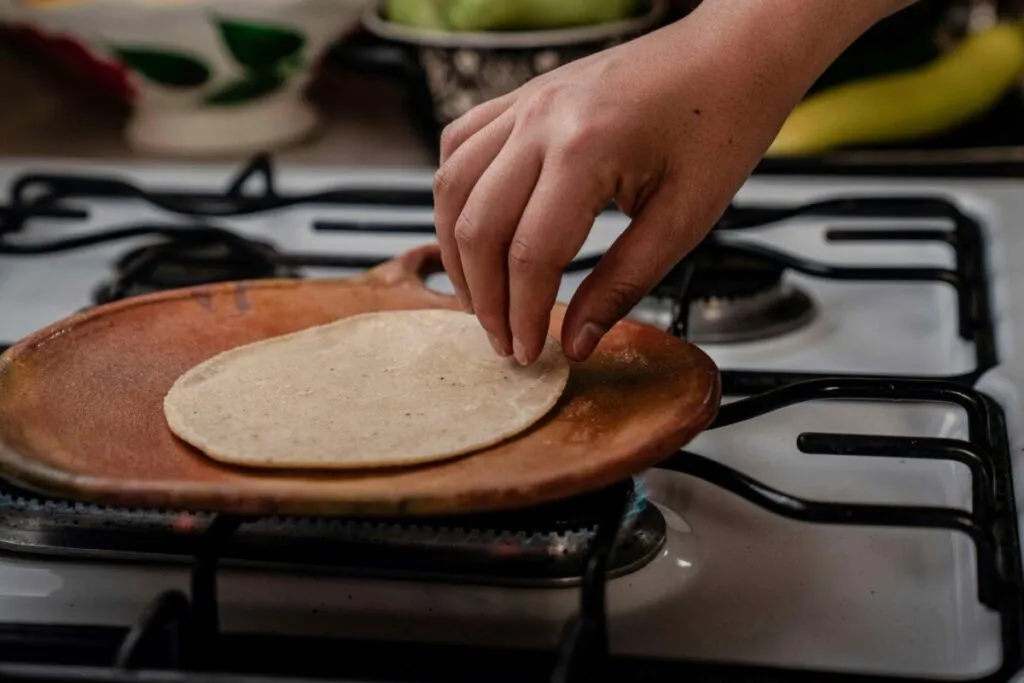 Tortillas de maíz sobre un plato acompañadas de ingredientes saludables como fuente natural de calcio