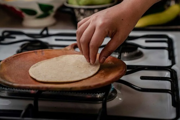 Tortillas de maíz sobre un plato acompañadas de ingredientes saludables como fuente natural de calcio