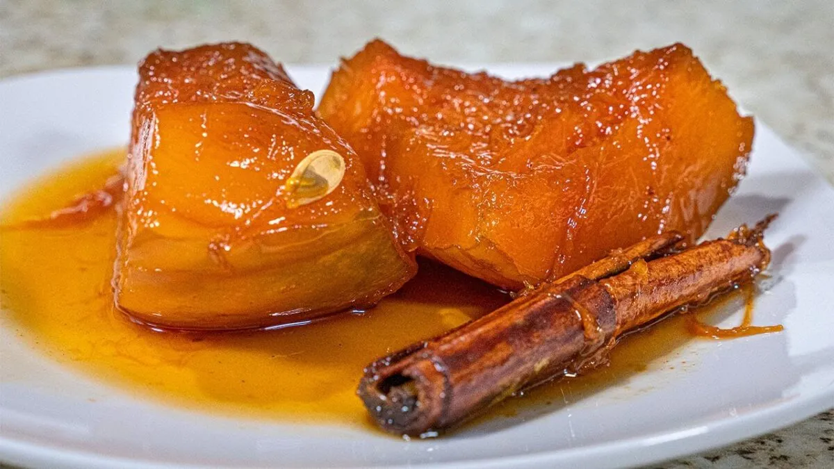 Dulce de calabaza mexicano con textura suave y color ámbar en plato de barro