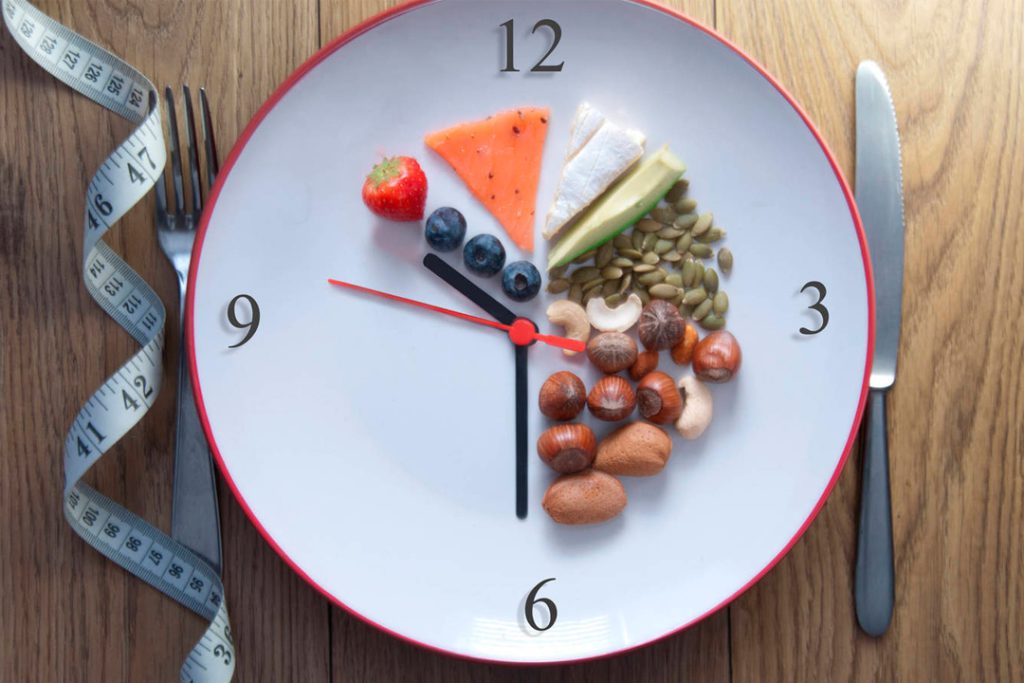 Ayuno intermitente como estrategia alimentaria basada en evidencia y combinada con una dieta equilibrada