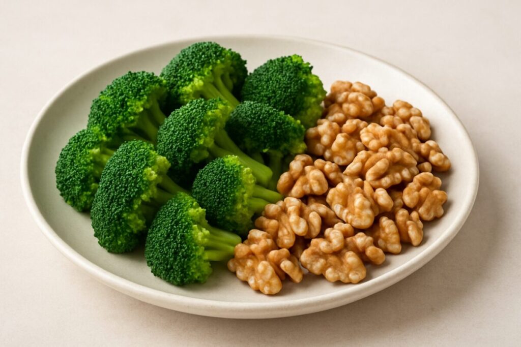 Plato con brócoli y nueces, alimentos antiedad que fortalecen el sistema inmune y reducen el envejecimiento celular