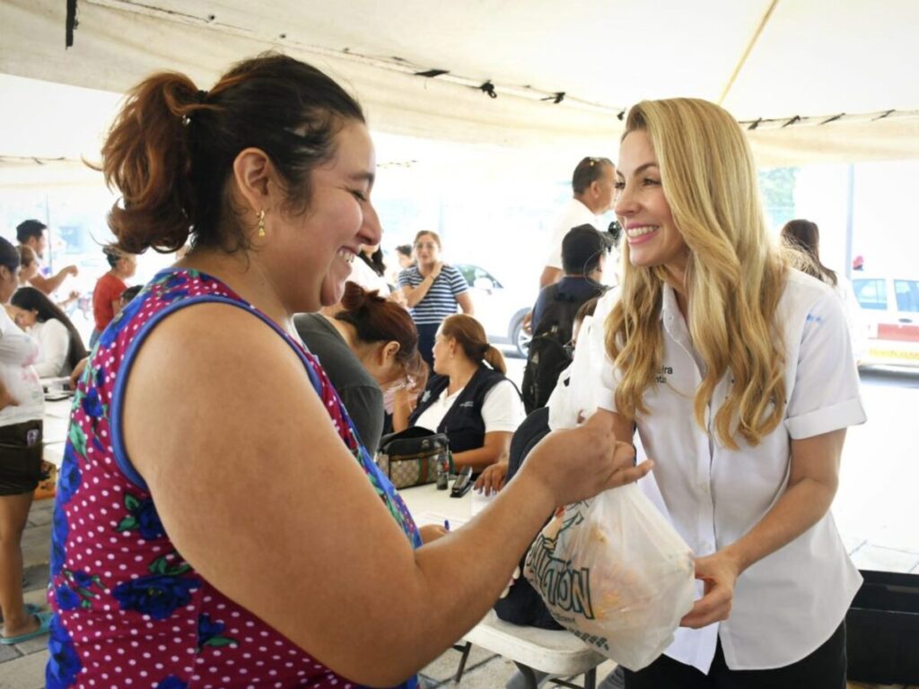 Familias veracruzanas reciben pollos navideños del Pollotón de parte de Patricia Lobeira Rodríguez.