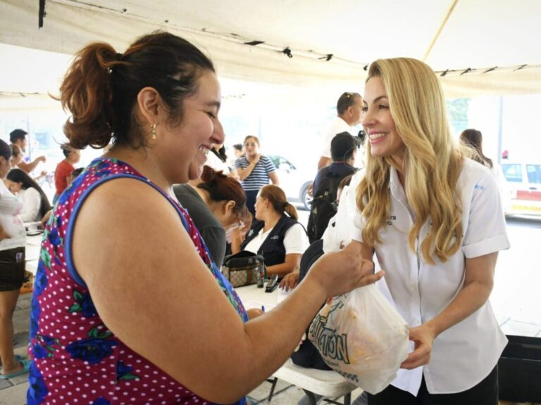 Familias veracruzanas reciben pollos navideños del Pollotón de parte de Patricia Lobeira Rodríguez.