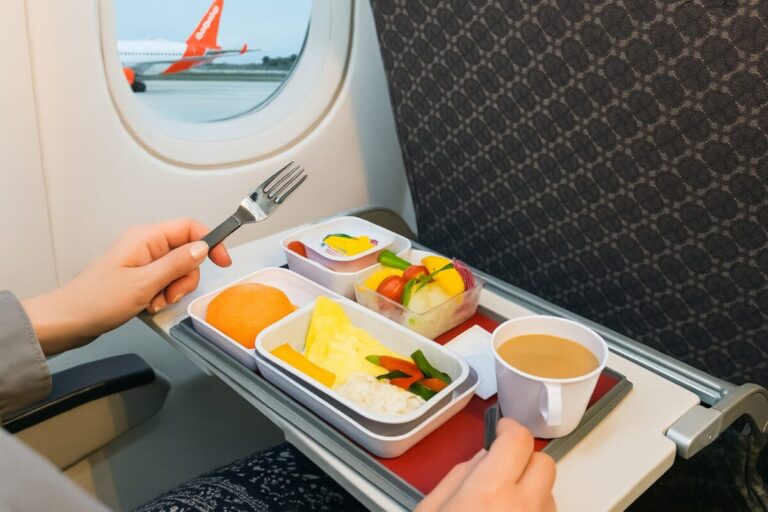 Alimentos saludables que deben priorizarse frente a lo que no se debe comer ni beber durante un vuelo