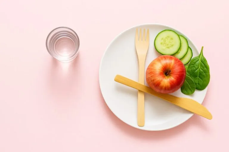 Plato con alimentos saludables para apoyar el colágeno durante el ayuno intermitente