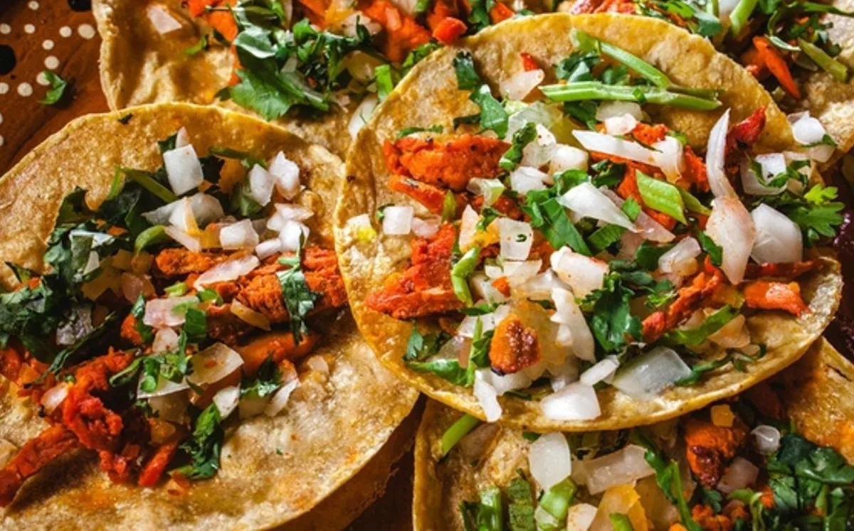 Tacos al pastor tradicionales comparados con barras de granola dentro de la conversación sobre snacks saludables en México.