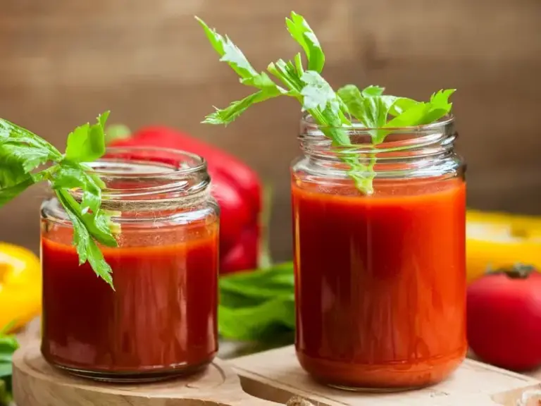 Bebida Clamato servida en vaso, ejemplo de consumo ocasional dentro de una dieta con control de sodio y hábitos saludables.