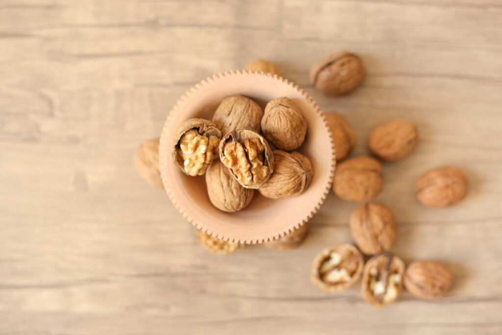 Persona comiendo nueces como snack saludable para cuidar el corazón y el cerebro