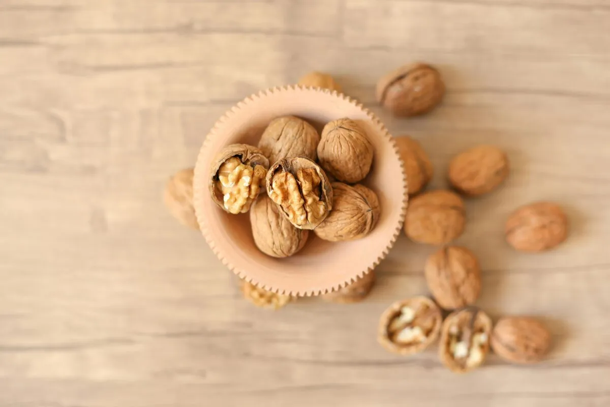 Persona comiendo nueces como snack saludable para cuidar el corazón y el cerebro