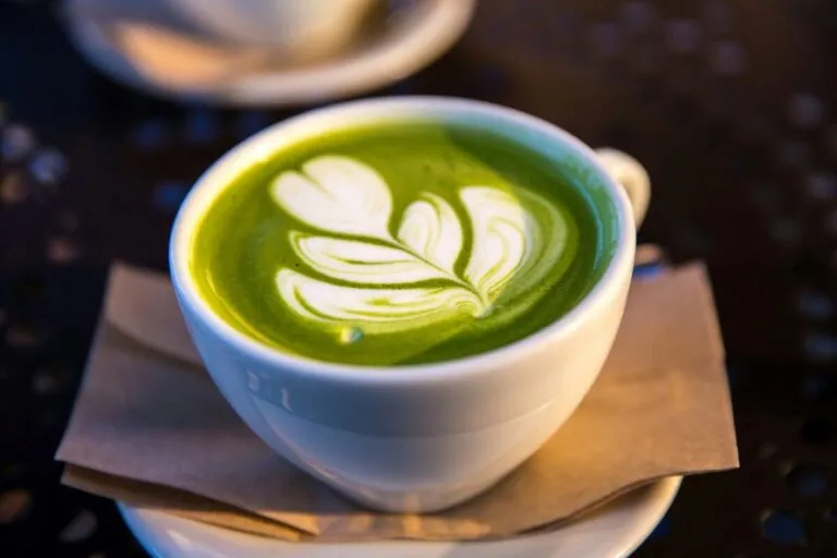 Taza de matcha con antioxidantes que ayudan a reducir el estrés oxidativo y cuidan la salud cerebral