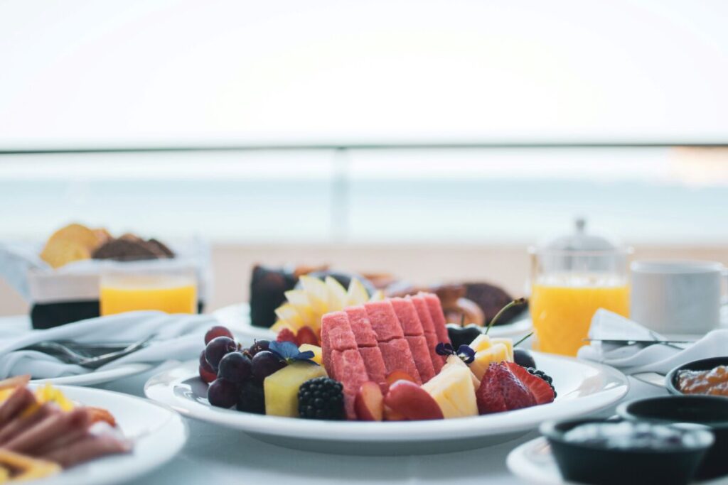 Desayuno saludable con fruta en el desayuno y proteína como jamón para evitar picos de glucosa